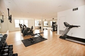 1388 Broadway, Unit 211 in Millbrae, CA - Foto de edificio - Building Photo