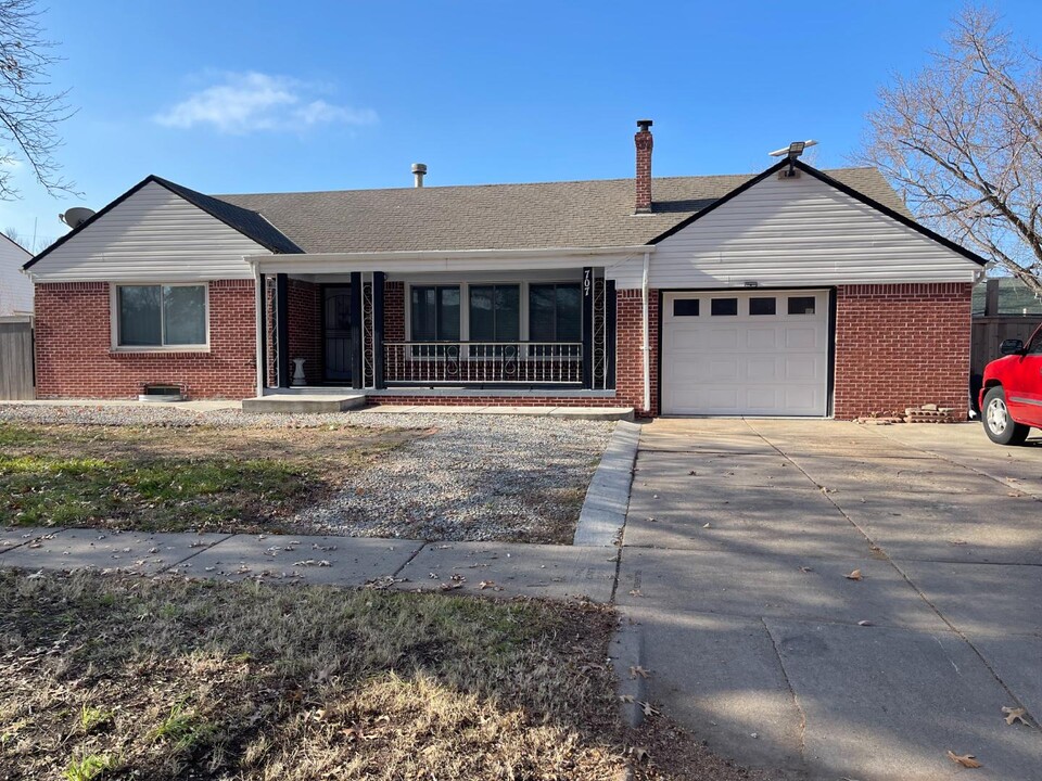 707 S Edgemoor Dr in Wichita, KS - Building Photo