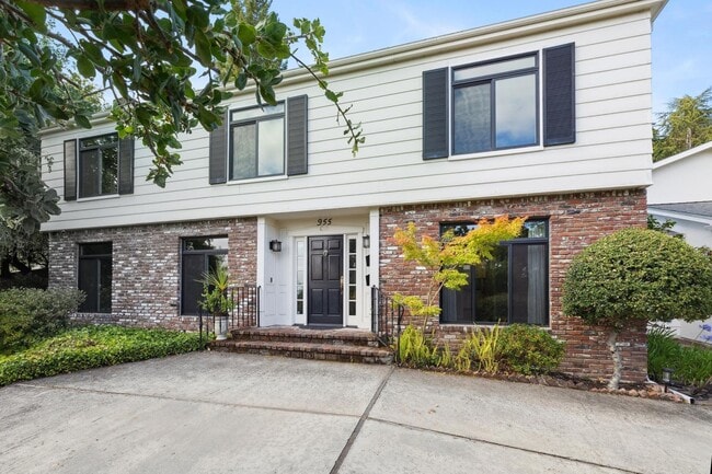 property at 955 Siskiyou Dr
