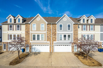The Village at Maple Grove in West Des Moines, IA - Foto de edificio - Building Photo