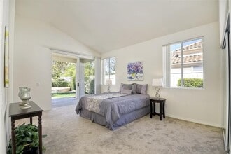 4904 Bella Collina St in Oceanside, CA - Foto de edificio - Building Photo