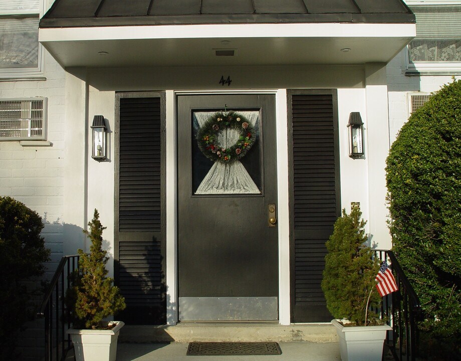 44 Avon Cir, Unit A in Rye Brook, NY - Building Photo