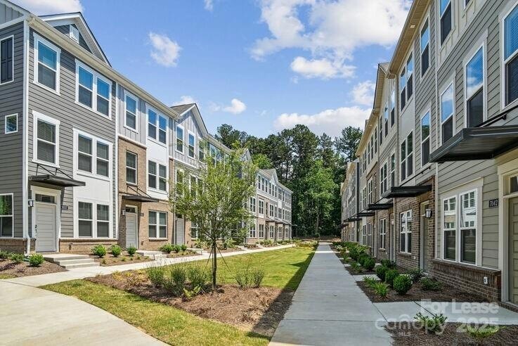 4375 Raleigh St in Charlotte, NC - Building Photo