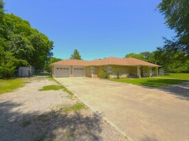 201 Oak St in Eustace, TX - Building Photo