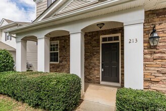 213 Bikram Dr in Holly Springs, NC - Foto de edificio - Building Photo