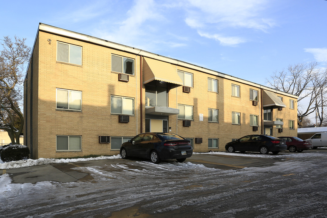 The Cherry Wood Apartments in Lakewood, OH - Building Photo