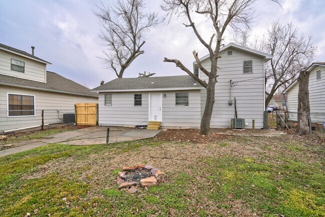 1237 NW 98th St in Oklahoma City, OK - Foto de edificio - Building Photo