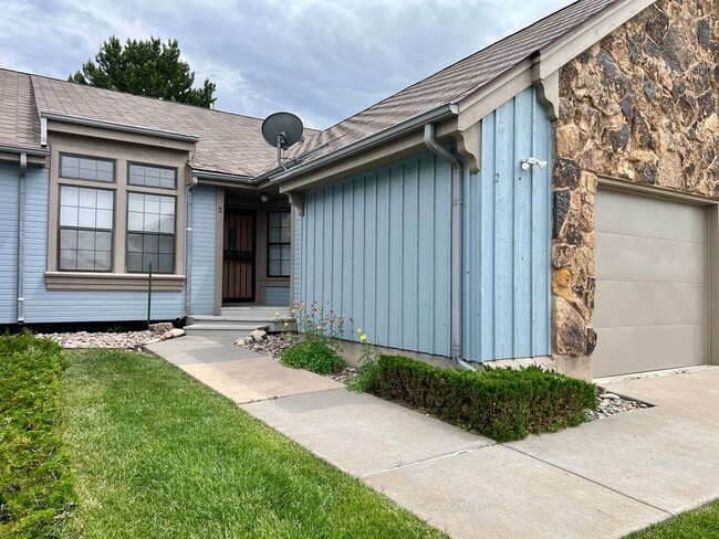 property at 2 W Ridge Ct