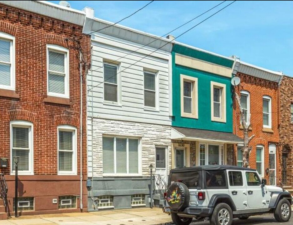 3228 E Thompson St in Philadelphia, PA - Building Photo