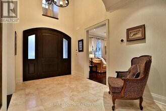 362 Cairncroft Rd in Oakville, ON - Building Photo - Building Photo