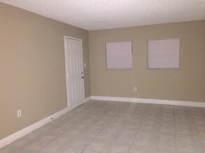 830 Sky Lake Cir in Orlando, FL - Building Photo - Building Photo