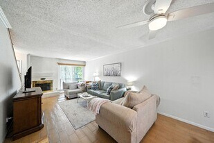 3919 Fairmont Pkwy in Pasadena, TX - Building Photo