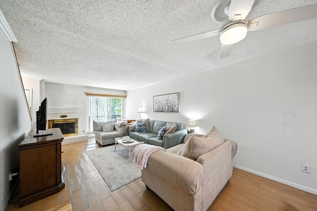 3919 Fairmont Pkwy in Pasadena, TX - Building Photo