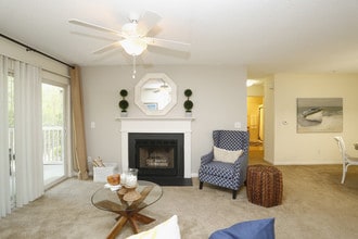 Still Meadow Village in Wilmington, NC - Foto de edificio - Interior Photo