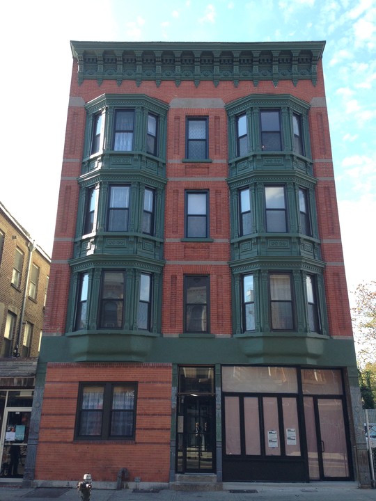 563 Manhattan Ave in Brooklyn, NY - Building Photo