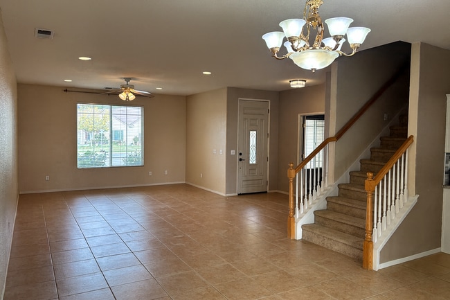 851 N Hartnell Pl in Hanford, CA - Building Photo - Building Photo