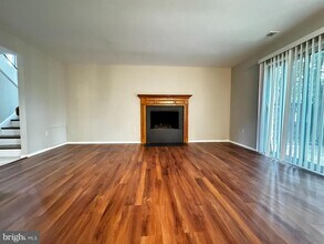 1775 Ivy Oak Square in Reston, VA - Foto de edificio - Building Photo
