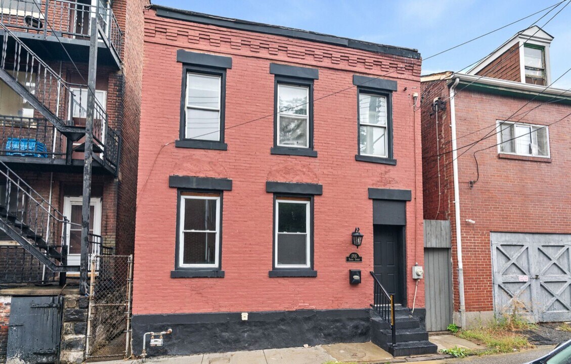 1705 Tustin St in Pittsburgh, PA - Building Photo