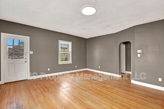 44 Dover Ave in Ewing Township, NJ - Foto de edificio - Building Photo