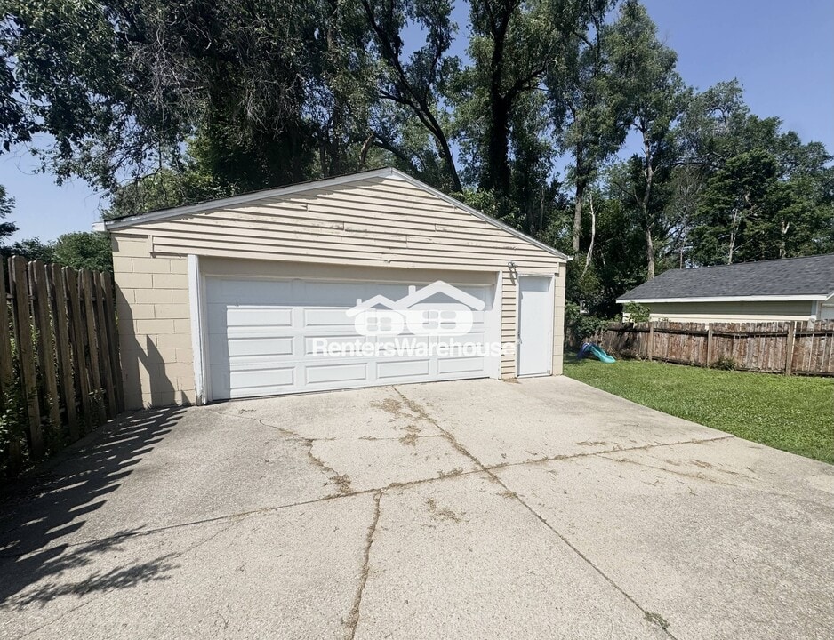 5813 Clark St in Des Moines, IA - Building Photo