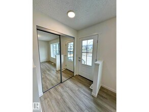 525 Secord Blvd NW in Edmonton, AB - Building Photo - Building Photo