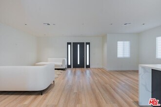 7026 Stansbury Ave in Los Angeles, CA - Building Photo - Building Photo