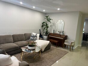 10866 NW 51st Ln in Doral, FL - Building Photo - Building Photo