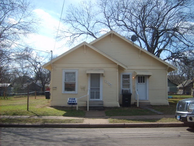 1107 N Wilhite St in Cleburne, TX - Building Photo