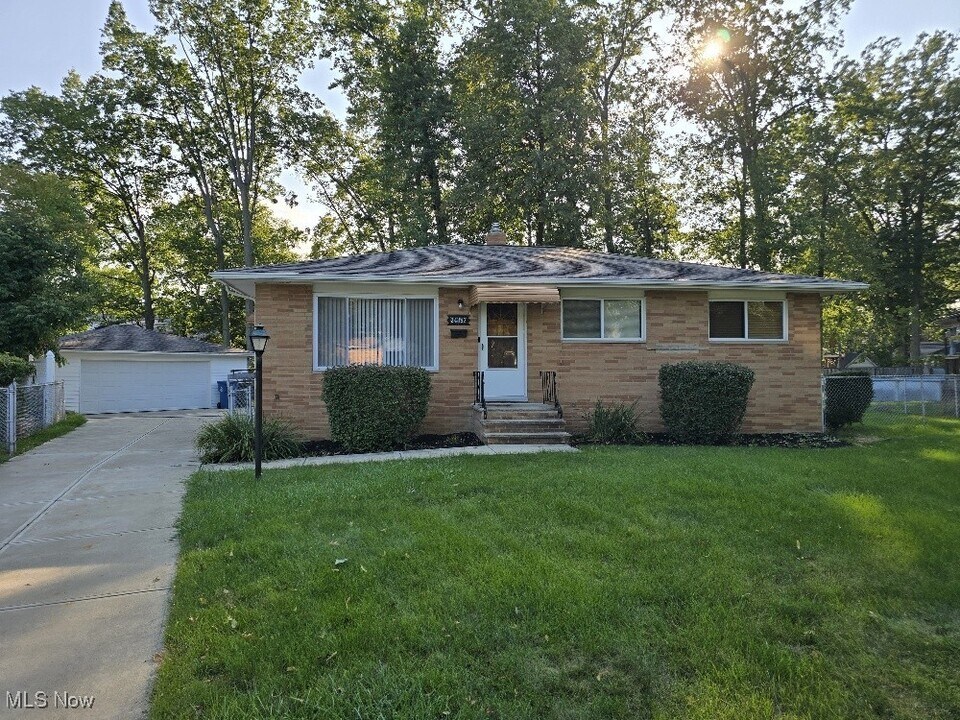 24387 Lebern Dr in North Olmsted, OH - Building Photo