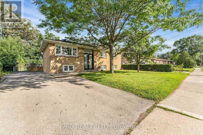 586 Pinegrove Rd in Oakville, ON - Building Photo - Building Photo