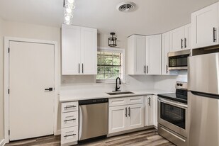 Room in Apartment on Cleveland St in Mcdonough, GA - Building Photo