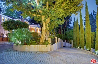 725 N Faring Rd in Los Angeles, CA - Building Photo - Building Photo