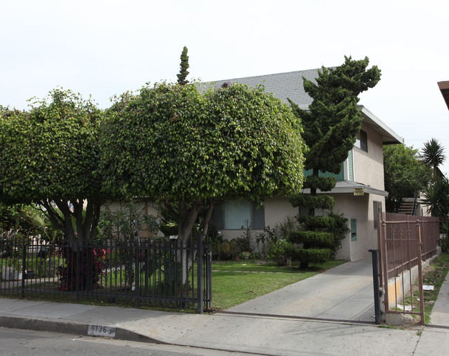 6136 Woodlawn Ave in Maywood, CA - Foto de edificio - Building Photo