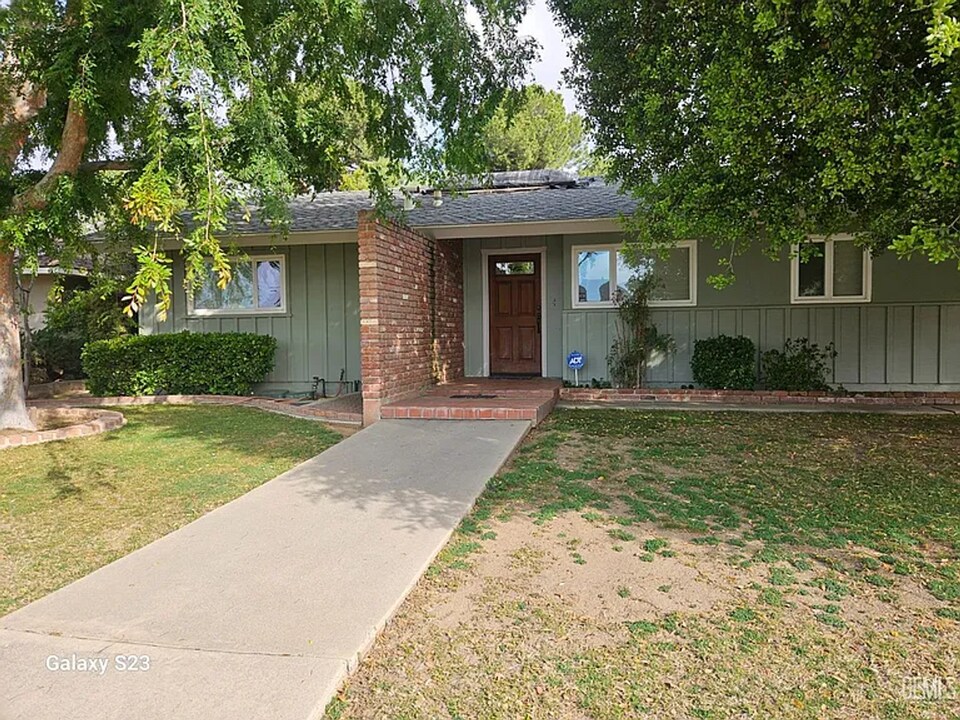 1112 Radcliffe Ave in Bakersfield, CA - Building Photo
