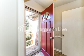 1404 Larchmont Dr in Greensboro, NC - Building Photo - Building Photo