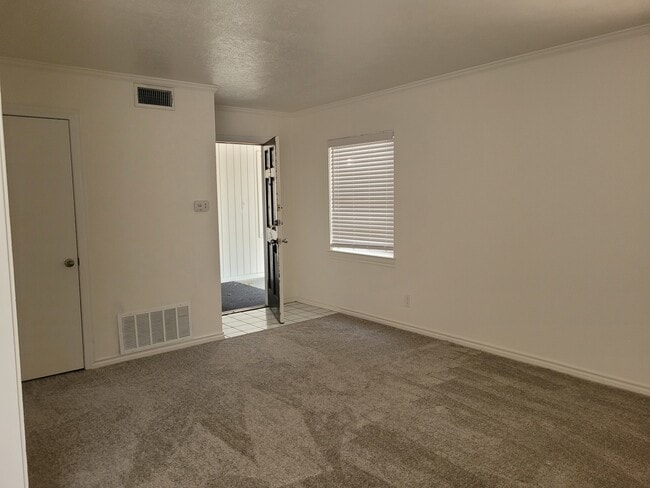 4311 Cole Ave, Unit 106 in Dallas, TX - Foto de edificio - Building Photo