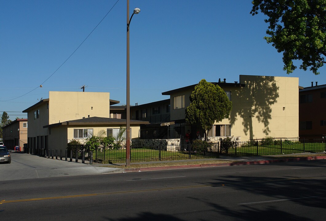 834 S Raitt St in Santa Ana, CA - Foto de edificio