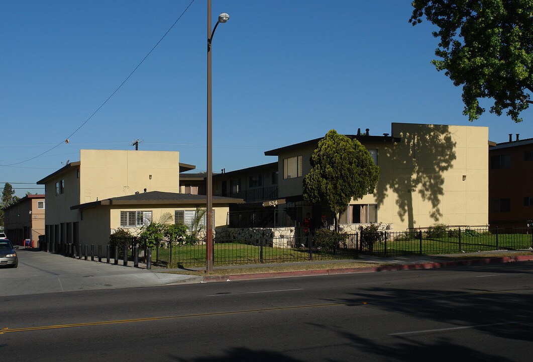 834 S Raitt St in Santa Ana, CA - Building Photo