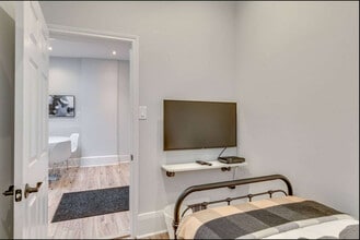 2 Greenwood Ave in Toronto, ON - Building Photo - Building Photo