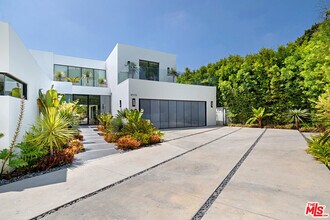 9570 Sunset Blvd in Beverly Hills, CA - Building Photo - Building Photo