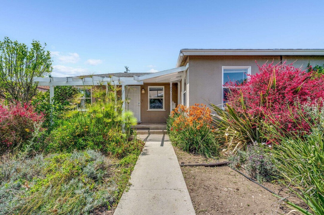 6901 Bertrand Ave in Reseda, CA - Building Photo