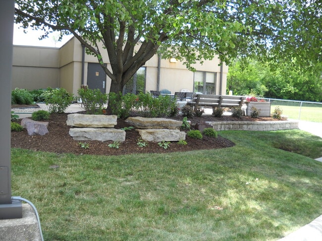 Park Towers Apartments in Loves Park, IL - Foto de edificio - Building Photo