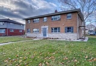 7233 W Lakefield Dr in Milwaukee, WI - Building Photo - Building Photo