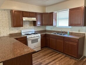 606 W 4th St in Taylor, TX - Building Photo - Building Photo