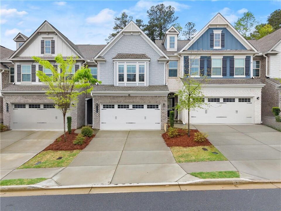 6168 Lanier Harbor Lndg in Buford, GA - Foto de edificio