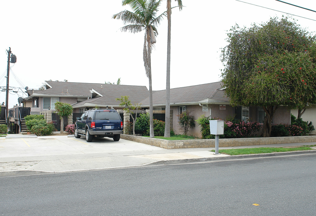 711 W 18th St in Costa Mesa, CA - Building Photo