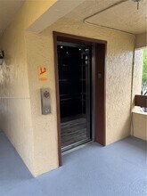9285 SW 125th Ave in Miami, FL - Foto de edificio - Building Photo