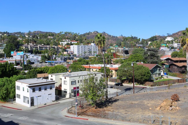 Chateau Alto Nido Apartments in Los Angeles, CA - Foto de edificio - Building Photo
