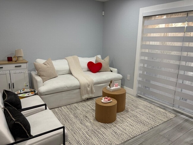 14113 SW 120th Ct in Miami, FL - Foto de edificio - Building Photo