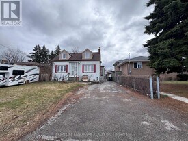 121 Bishop Ave in Toronto, ON - Building Photo